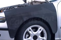 Univerzalni zaščitni pokrov za sprednji blatnik, je za večkratno uporabo. Izdelano iz polipropilena. Idealna zaščita med popravilom avtomobila. Ima magnetne trakove na katere lahko hitro namestimo prevleko brez nevarnosti, da bi opraskali lak avtomobila. 